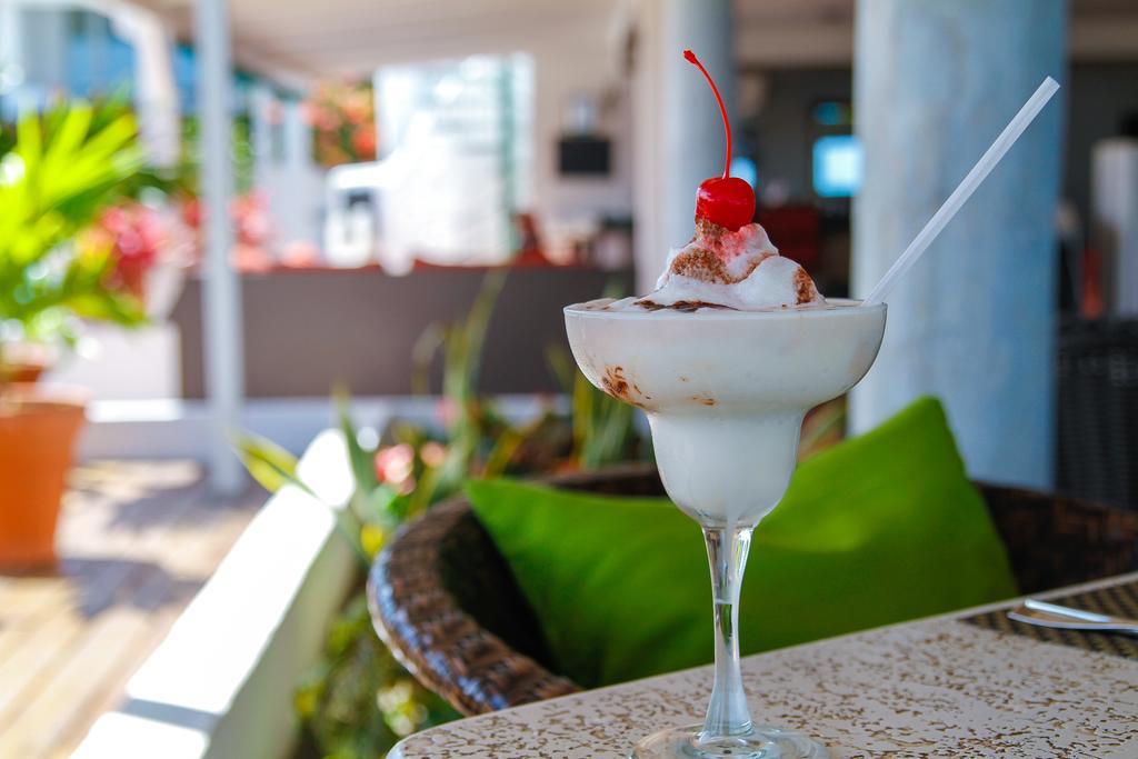 Trade Winds Hotel Dickenson Bay Buitenkant foto