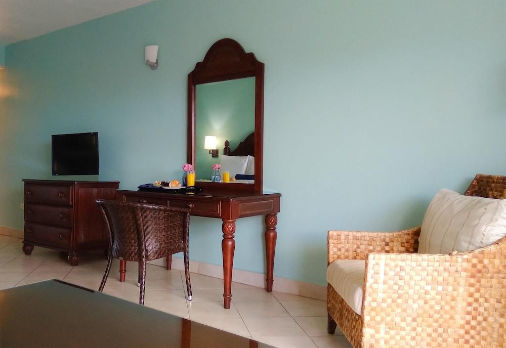 Trade Winds Hotel Dickenson Bay Buitenkant foto