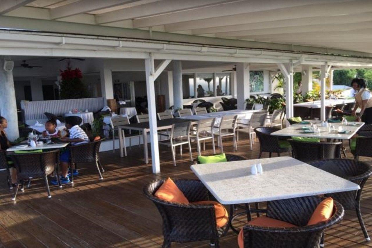 Trade Winds Hotel Dickenson Bay Buitenkant foto