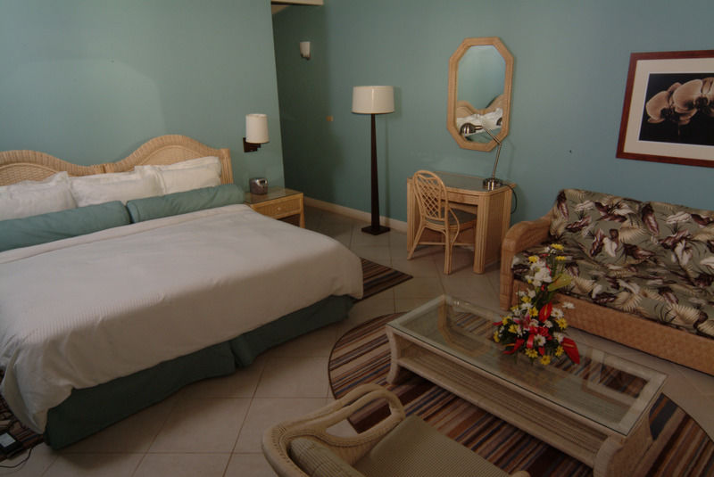 Trade Winds Hotel Dickenson Bay Buitenkant foto