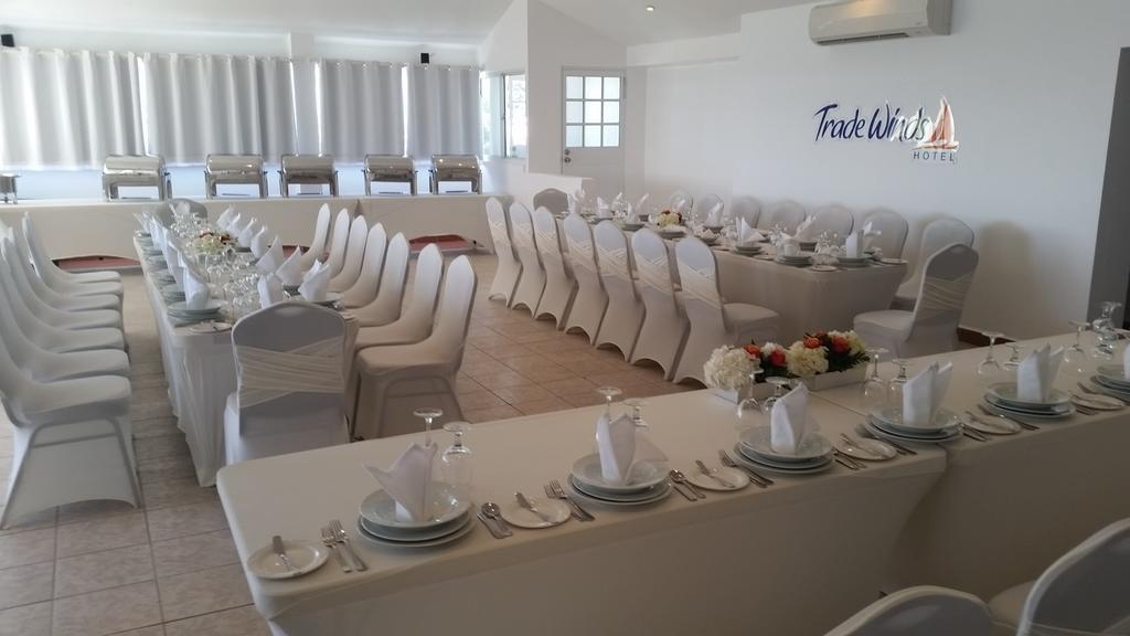 Trade Winds Hotel Dickenson Bay Buitenkant foto