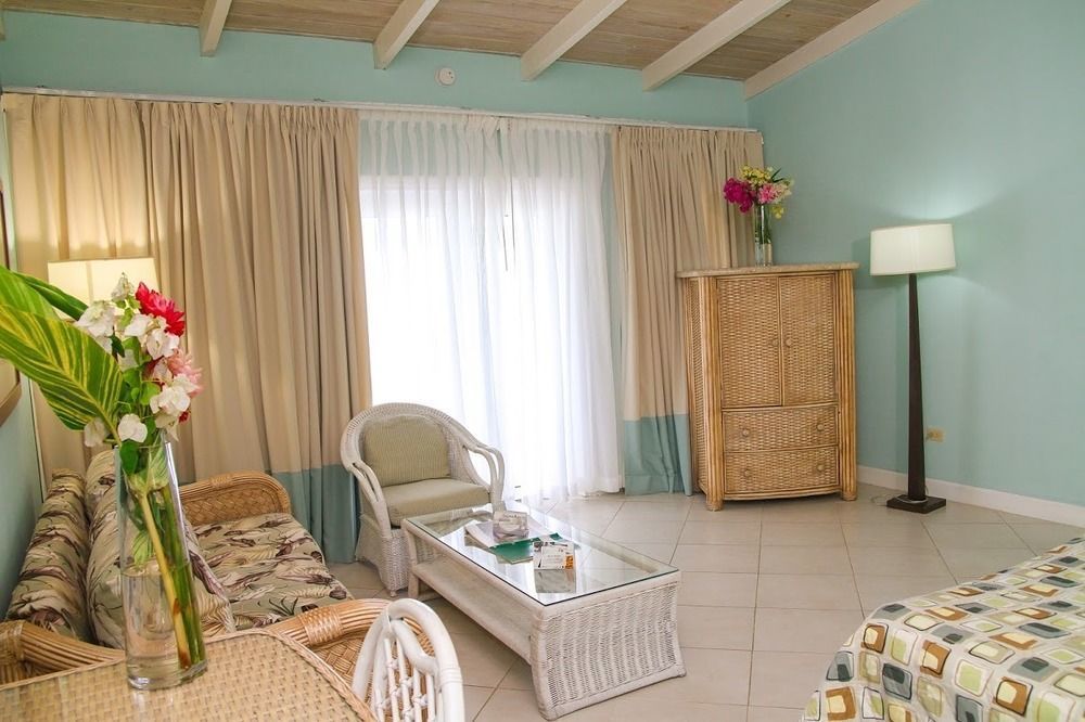Trade Winds Hotel Dickenson Bay Buitenkant foto